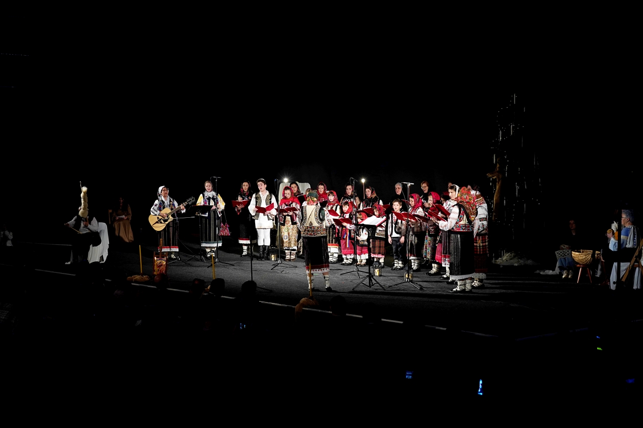 Despre colind, la Piatra Neamț: „Aceasta este vestea bună, aceasta este binecuvântarea că Hristos s-a născut, este cu noi până la sfârșitul veacului”