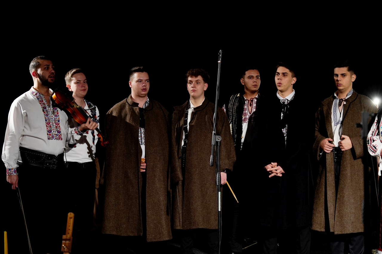 Despre colind, la Piatra Neamț: „Aceasta este vestea bună, aceasta este binecuvântarea că Hristos s-a născut, este cu noi până la sfârșitul veacului”