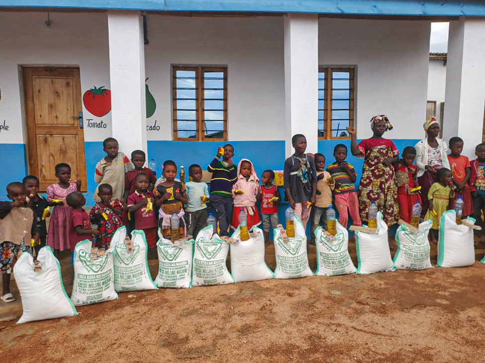 Daruri de Crăciun pentru 30 de familii din satul Nyamihuu