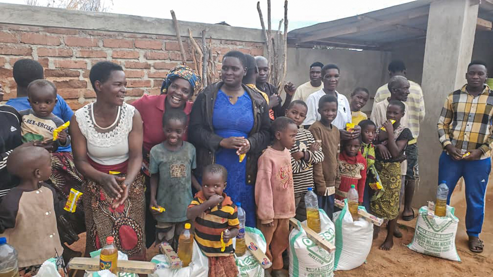 Daruri de Crăciun pentru 30 de familii din satul Nyamihuu