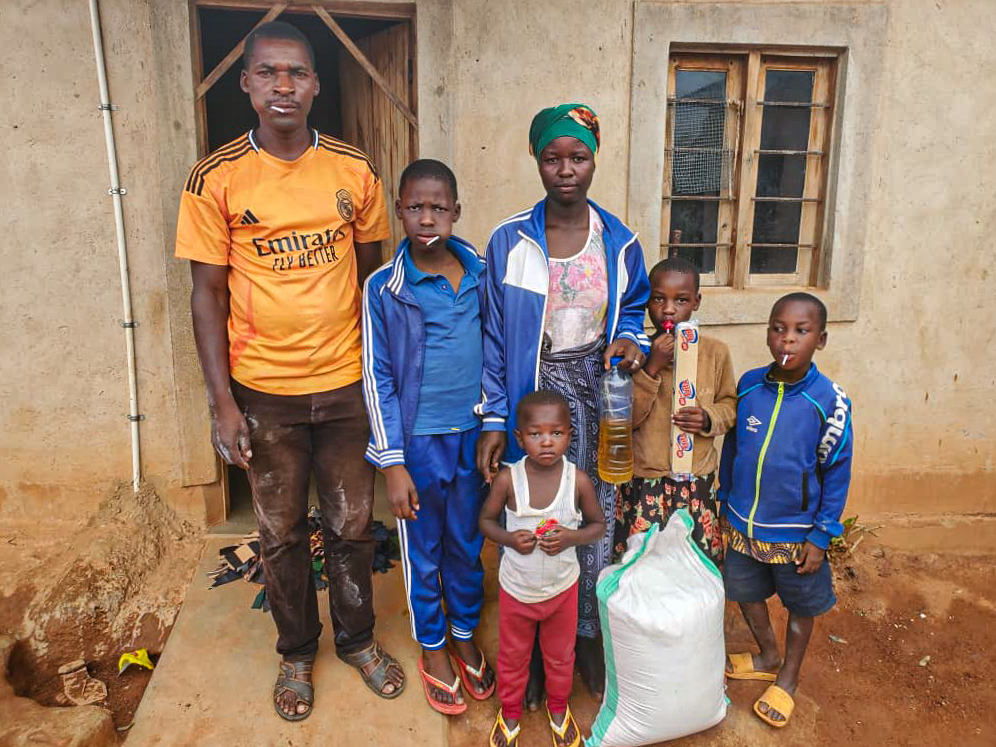 Daruri de Crăciun pentru 30 de familii din satul Nyamihuu