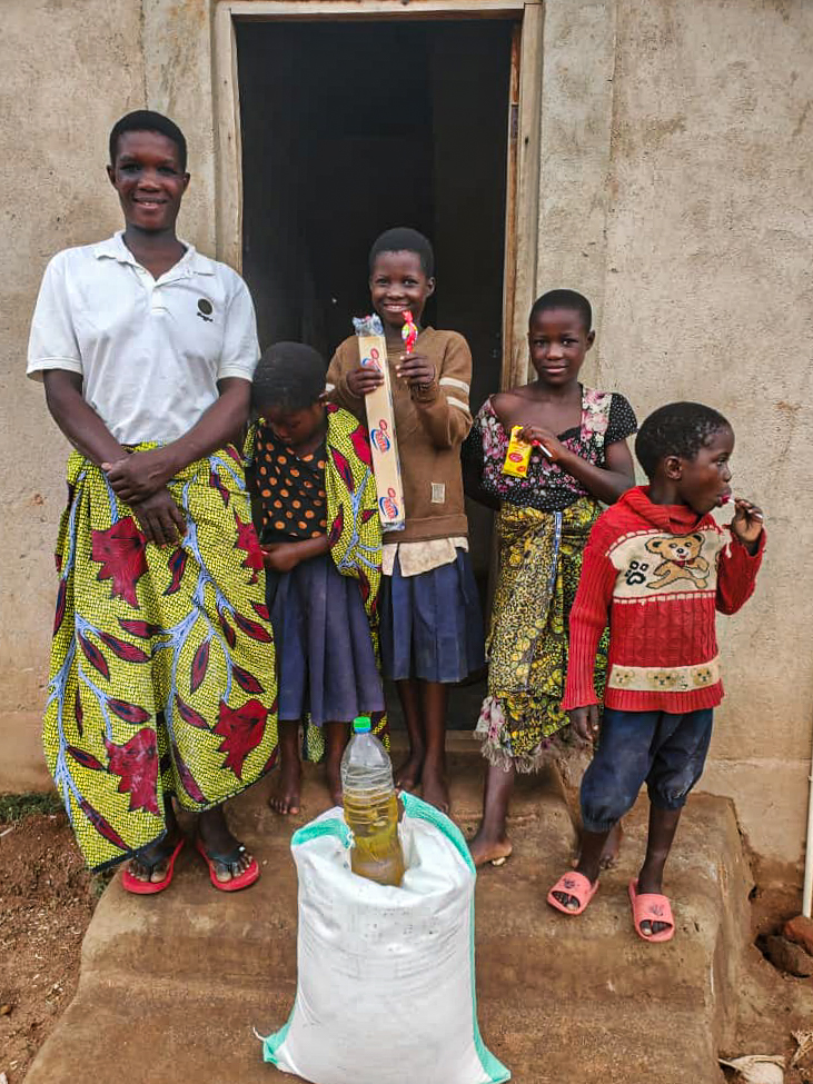 Daruri de Crăciun pentru 30 de familii din satul Nyamihuu