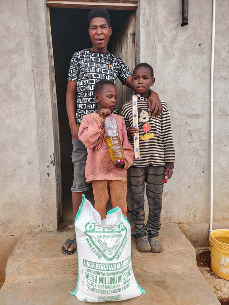 Daruri de Crăciun pentru 30 de familii din satul Nyamihuu