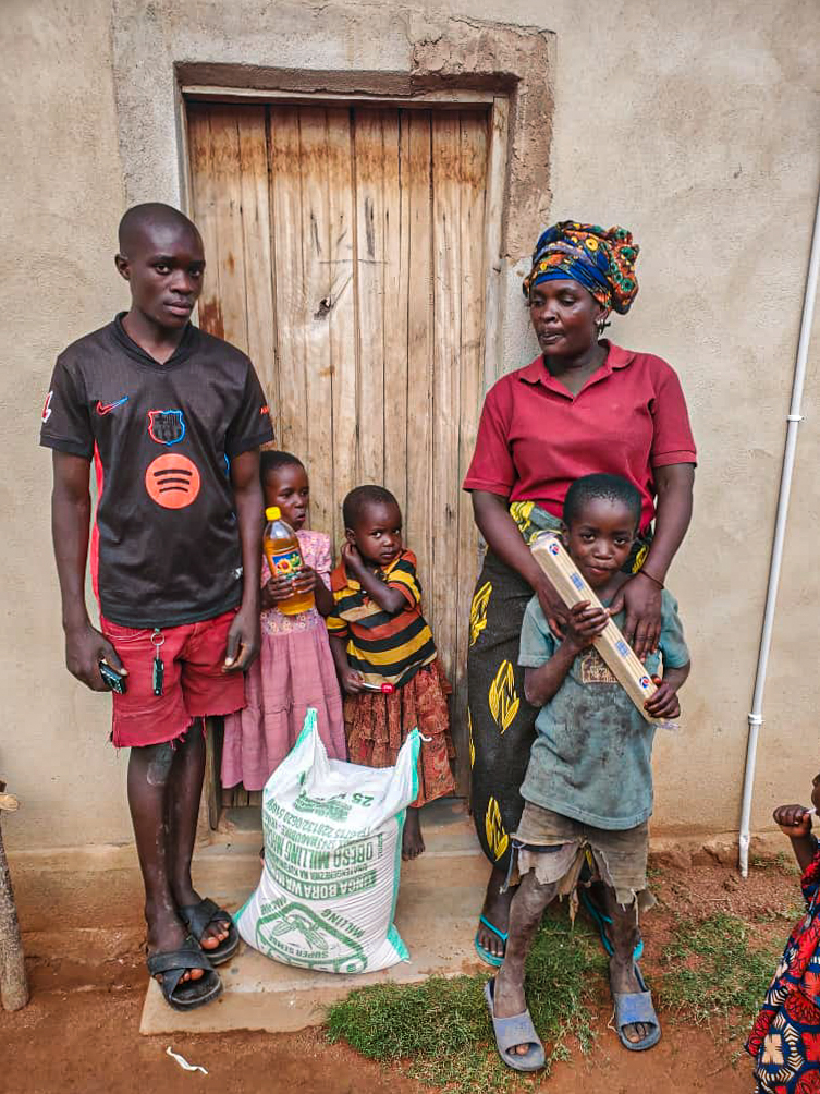 Daruri de Crăciun pentru 30 de familii din satul Nyamihuu