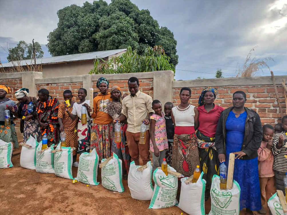 Daruri de Crăciun pentru 30 de familii din satul Nyamihuu