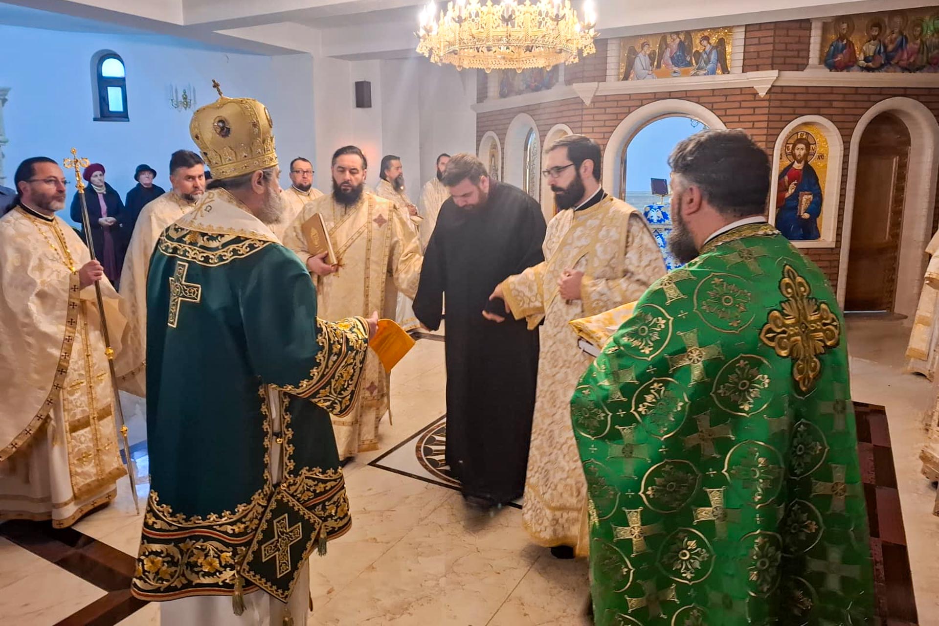 Liturghie arhierească la sărbătorirea celui de-al doilea hram închinat Sfinților Cleopa și Paisie, la Parohia „Învierea Domnului” din Dorohoi