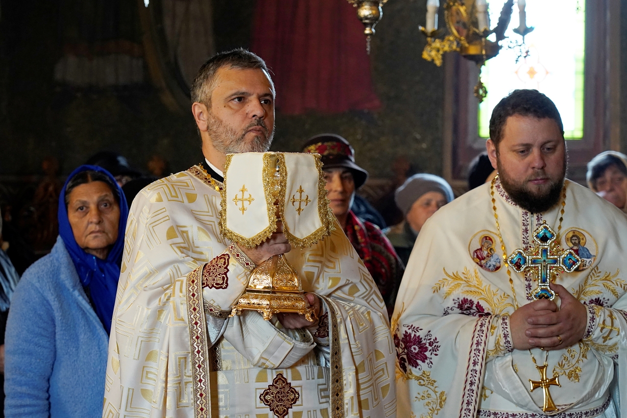 „Avem o responsabilitate față de această invitație, de chemarea la Cina Domnului: să ne împărtășim cu Sfintele Taine”, le-a transmis PS Nichifor Botoșăneanul credincioșilor din Săvinești
