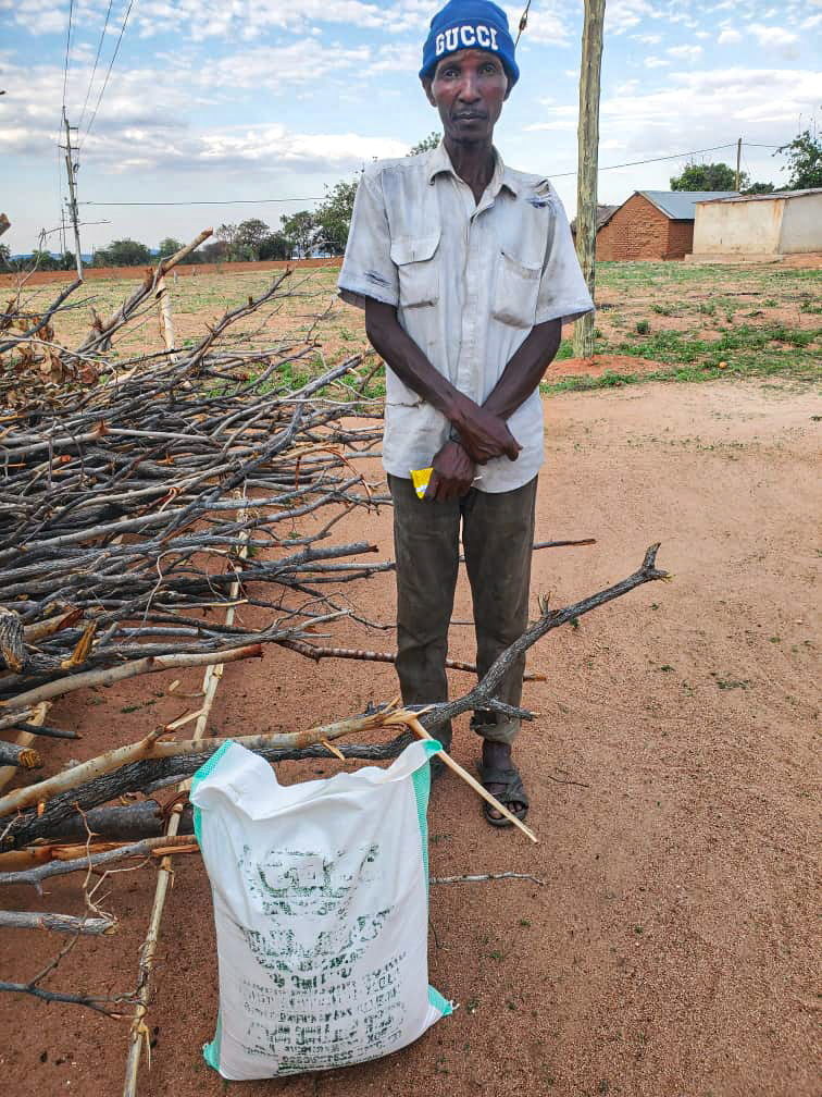 Bucurie la sac. Făină de porumb pentru familiile din cătunul Mbumi