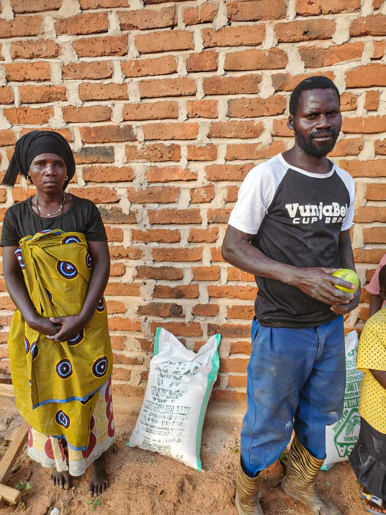 Bucurie la sac. Făină de porumb pentru familiile din cătunul Mbumi