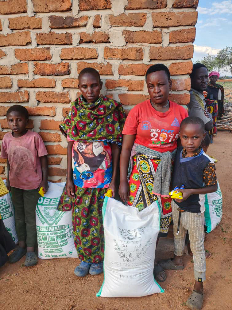 Bucurie la sac. Făină de porumb pentru familiile din cătunul Mbumi