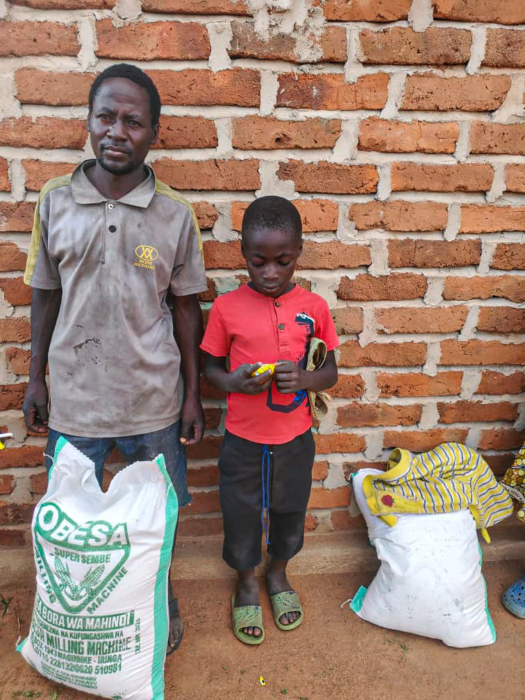Bucurie la sac. Făină de porumb pentru familiile din cătunul Mbumi