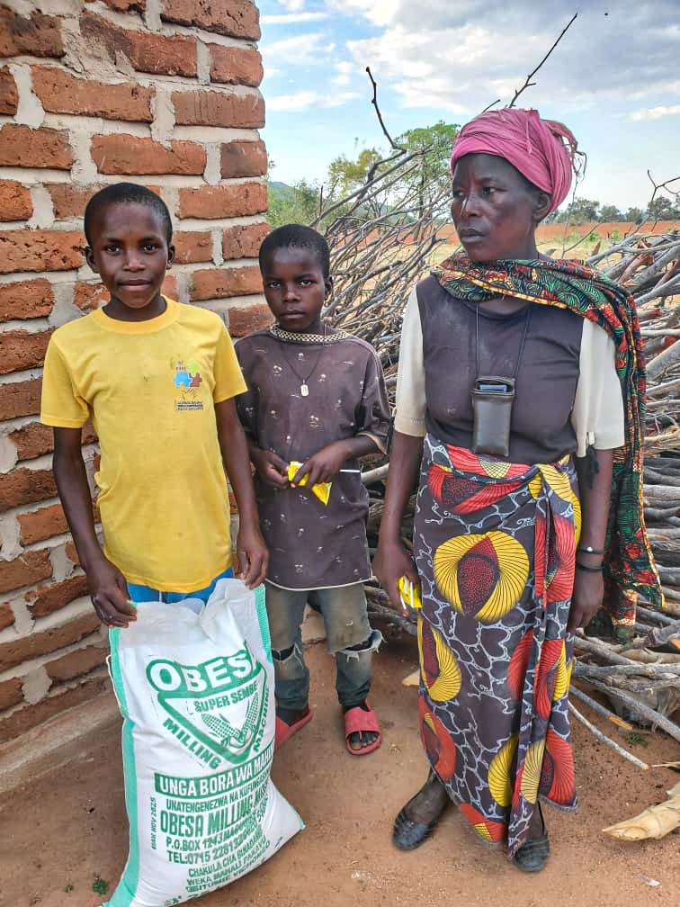 Bucurie la sac. Făină de porumb pentru familiile din cătunul Mbumi