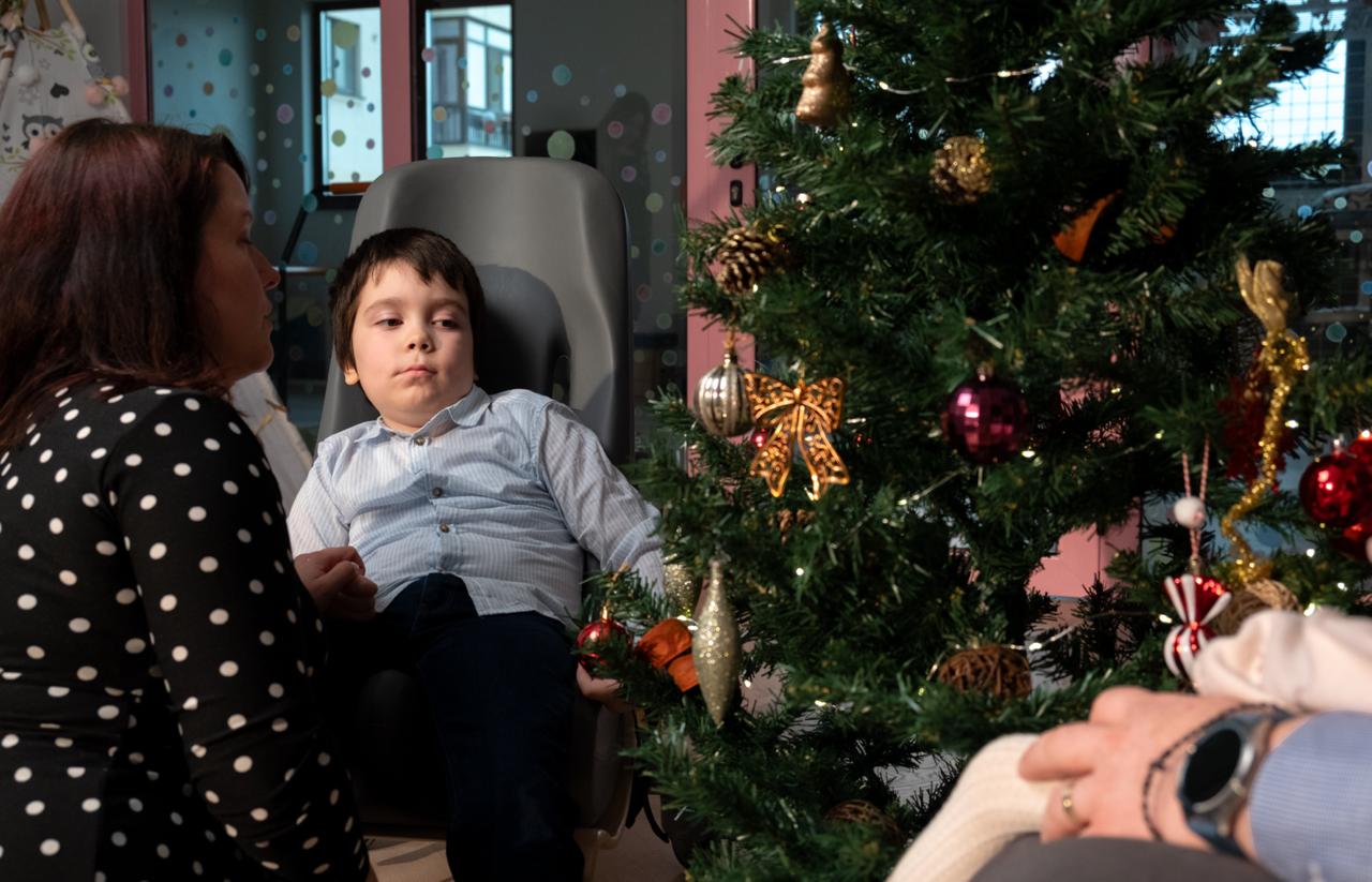 O poveste de Crăciun altfel – doi frați din Iași, diagnosticați cu tetrapareză, au nevoie de suportul nostru