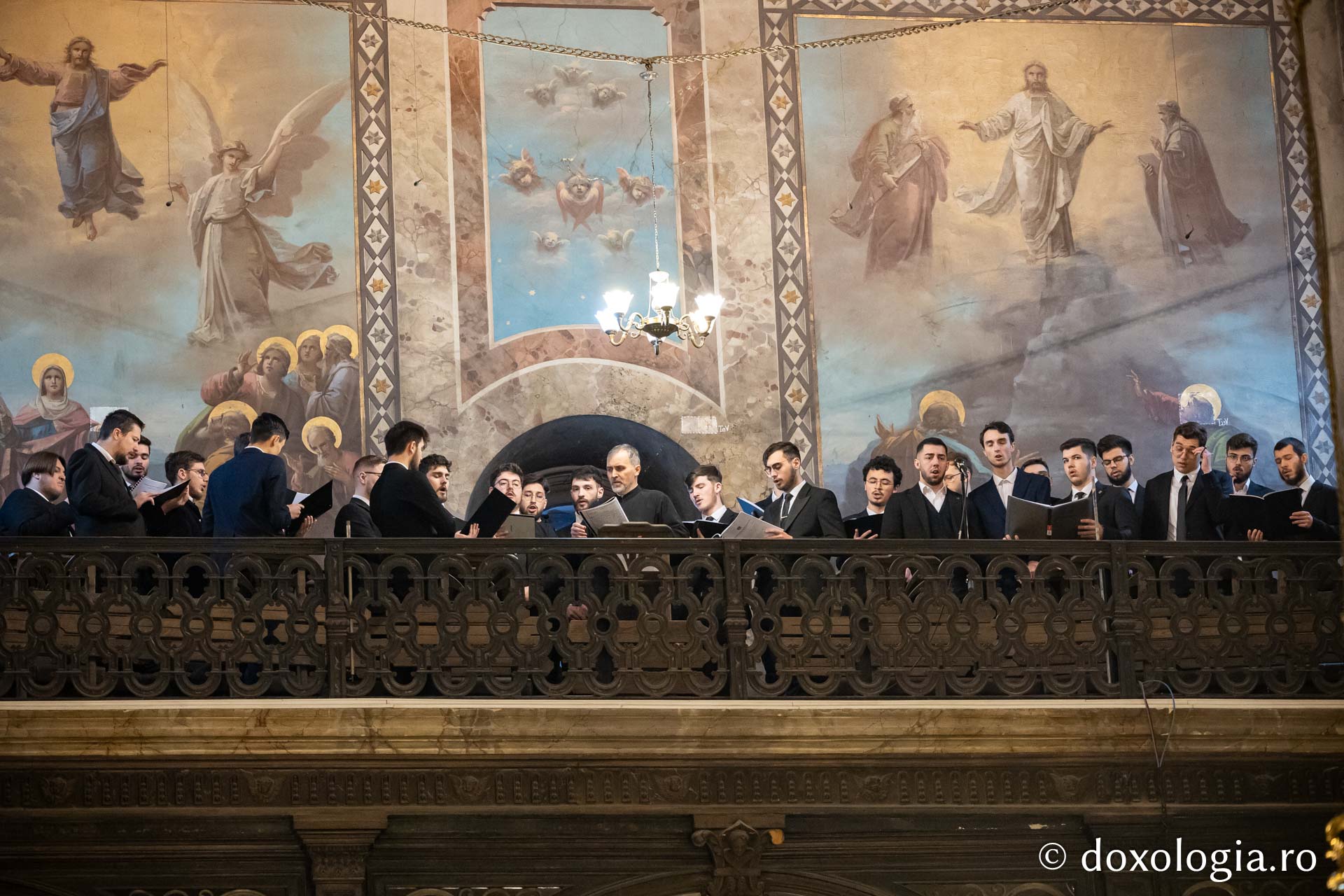 „Să ne identificăm cât mai mult cu Hristos, să gândim ca Hristos, să simțim ca Hristos și acestea să fie temelia mărturisirii credinței”, le-a transmis Episcopul Hușilor studenților teologi, la Iași