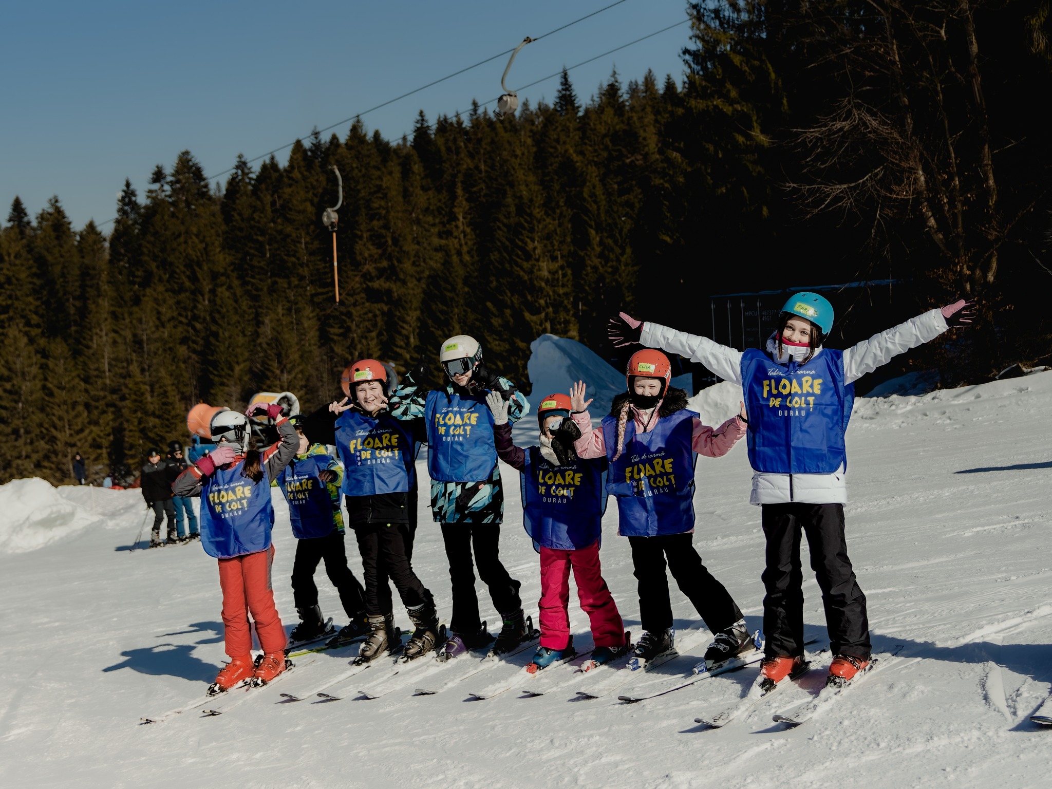 Copii la schi în tabăra de iarnă „Floare de Colț”