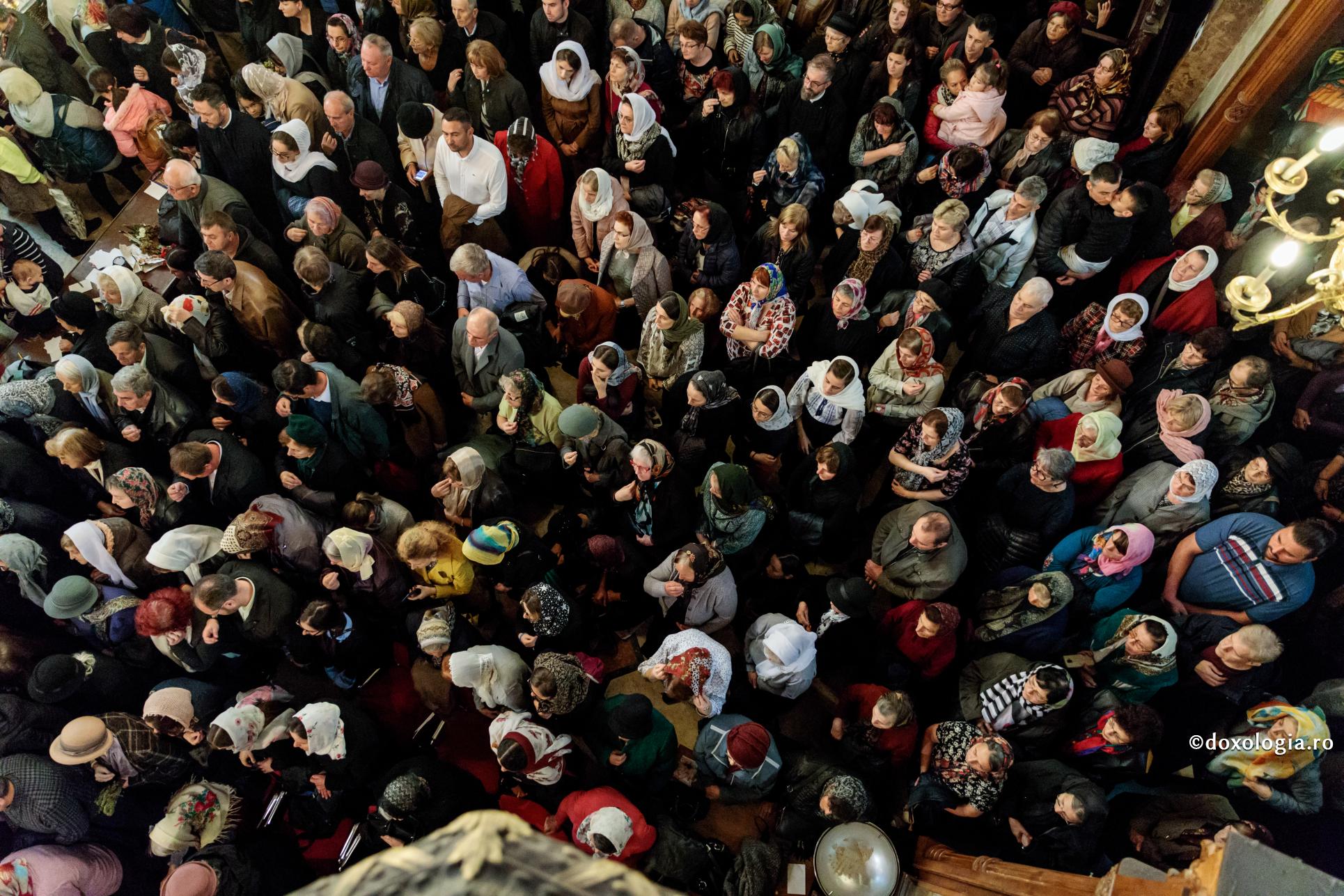 oameni la liturghie