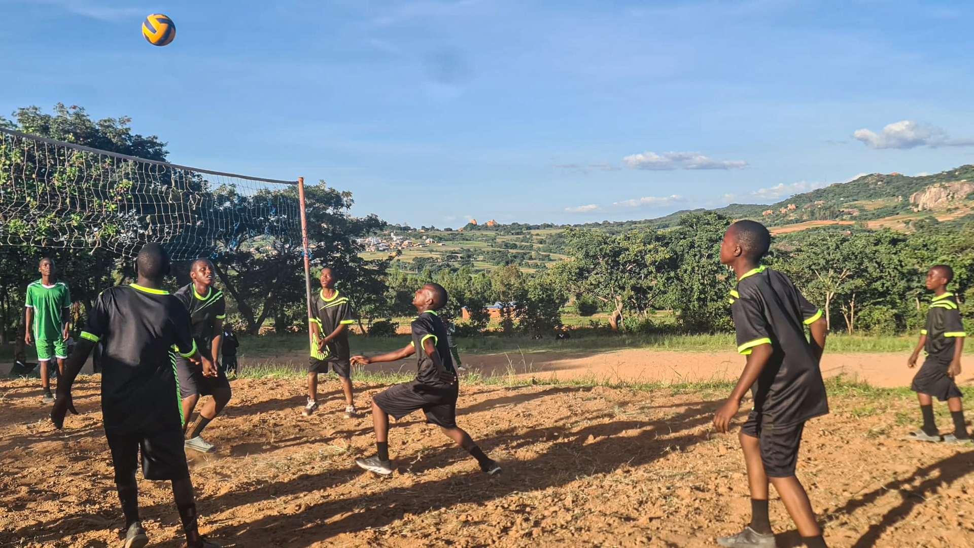 Liceul „Dimitrios” din Magubike – locul unde școala începe cu o sapă