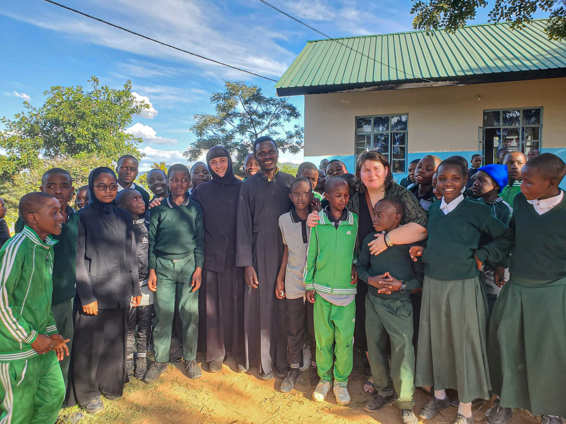 Liceul „Dimitrios” din Magubike – locul unde școala începe cu o sapă