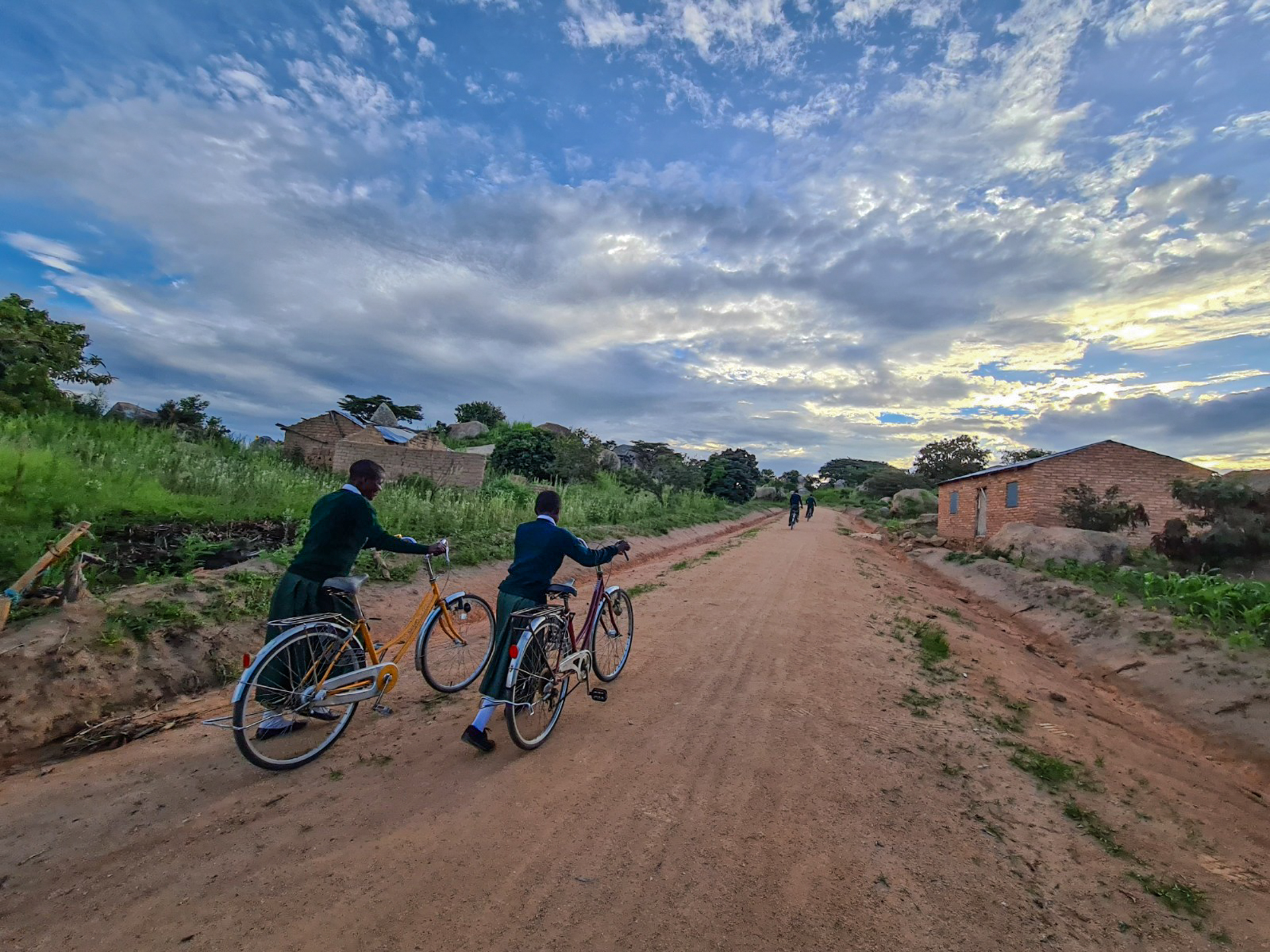 Liceul „Dimitrios” din Magubike – locul unde școala începe cu o sapă