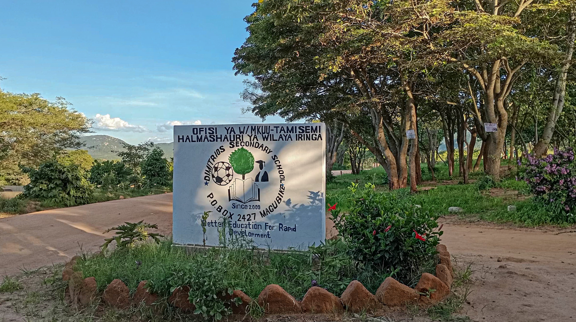 Liceul „Dimitrios” din Magubike – locul unde școala începe cu o sapă