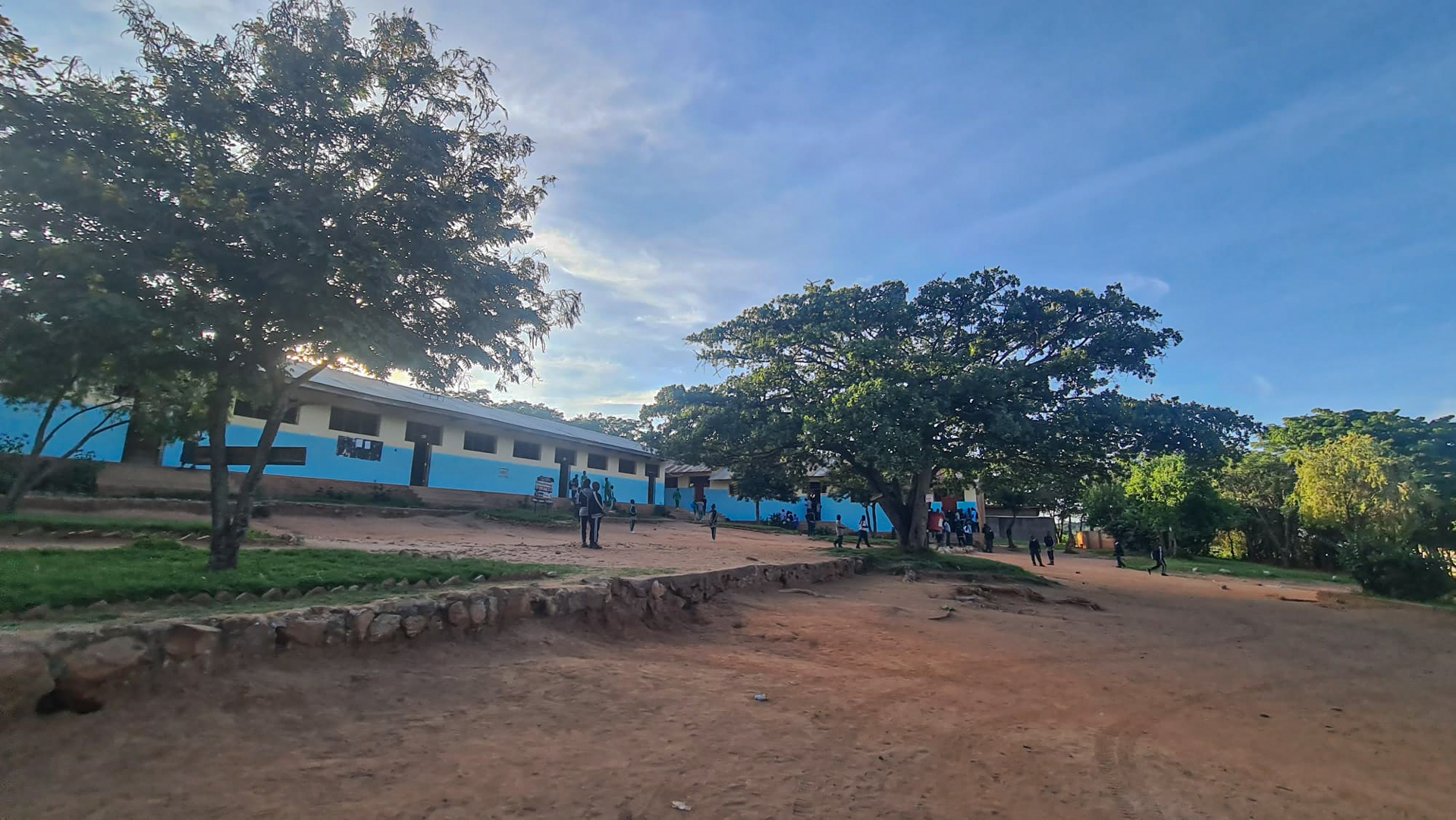 Liceul „Dimitrios” din Magubike – locul unde școala începe cu o sapă