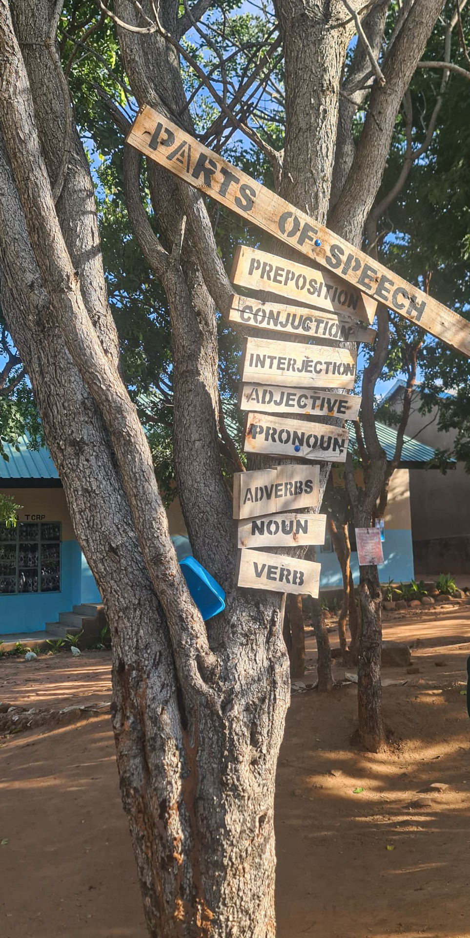 Liceul „Dimitrios” din Magubike – locul unde școala începe cu o sapă