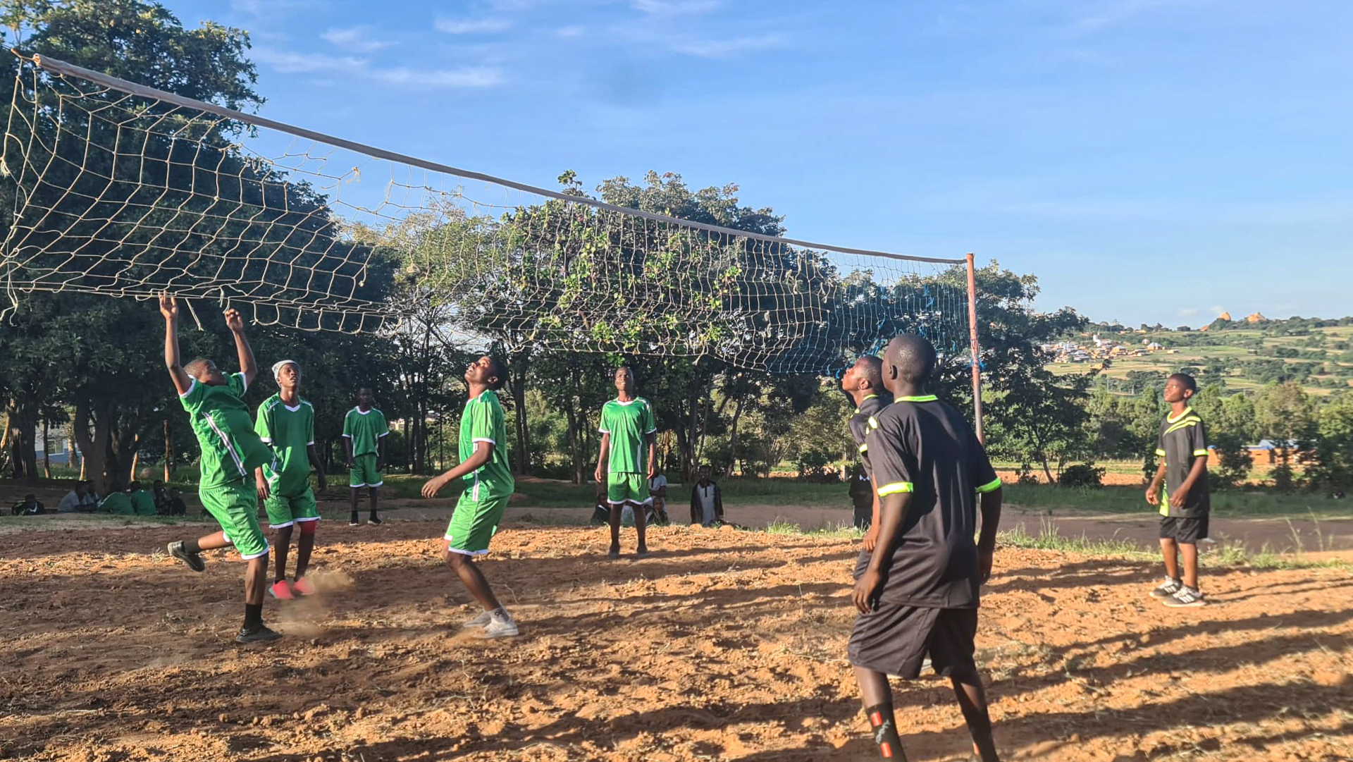 Liceul „Dimitrios” din Magubike – locul unde școala începe cu o sapă