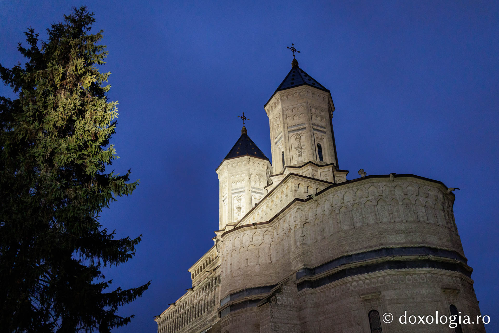 PS Nichifor Botoșăneanul a oficiat Pavecernița Mare la Mănăstirea „Sfinții Trei Ierarhi” din Iași