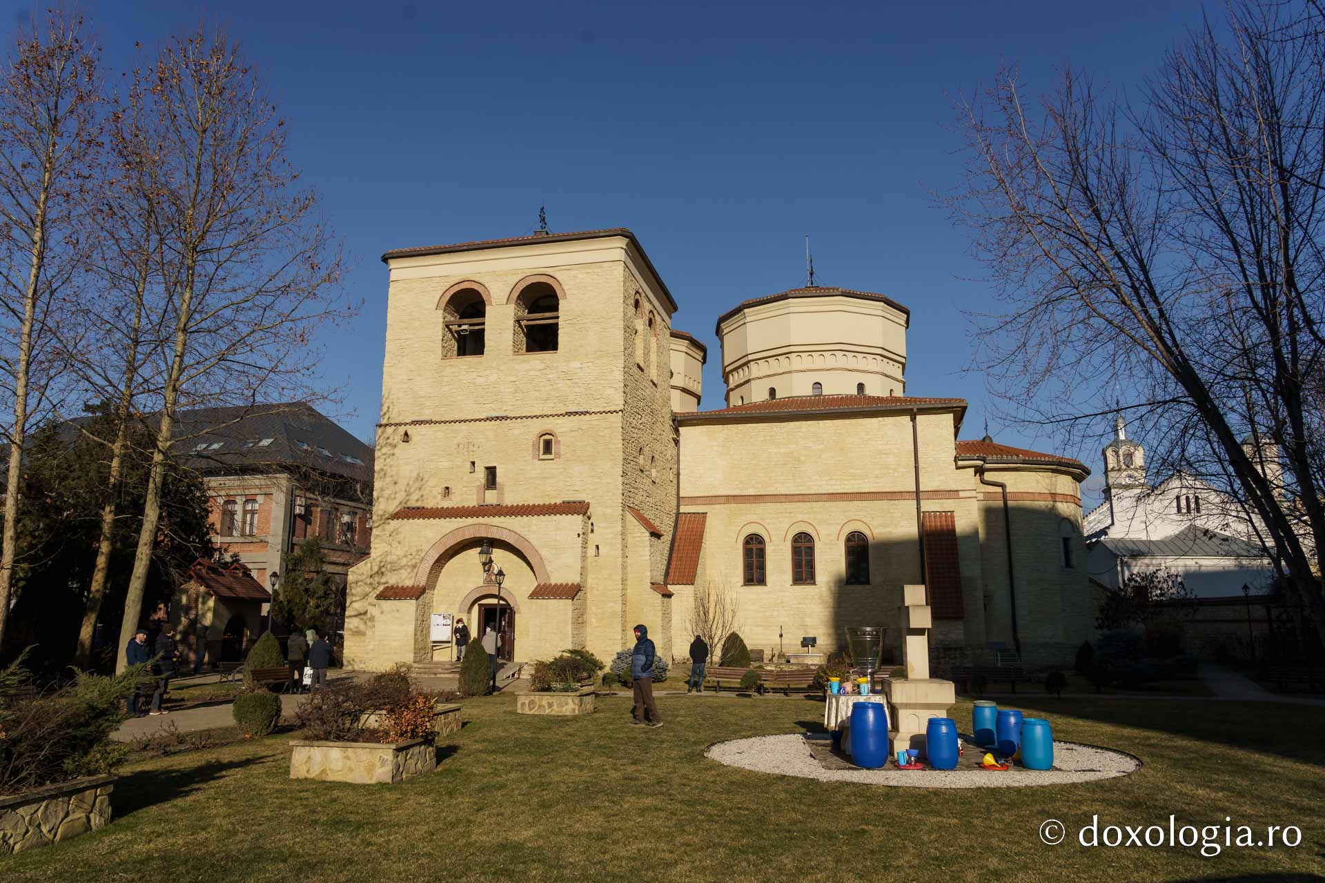 Sfânta Liturghie arhierească la Parohia „Sfântul Sava” din Iași, de sărbătoarea Sfântului Mucenic Trifon