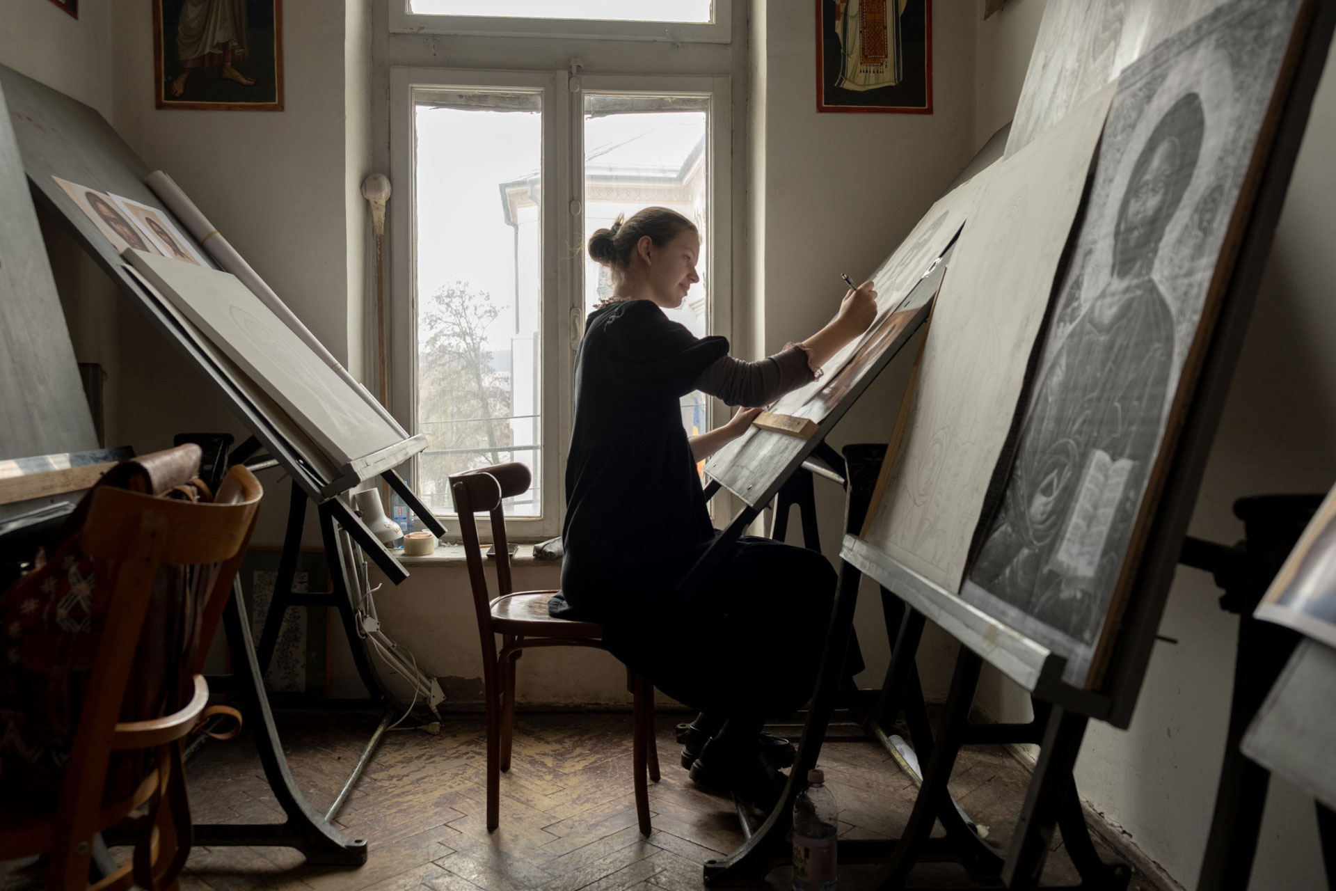 A dărui pentru ca alții să poată crea – Misiunea lui Emanuel Chiriac și vocația studenților de la Artă Sacră