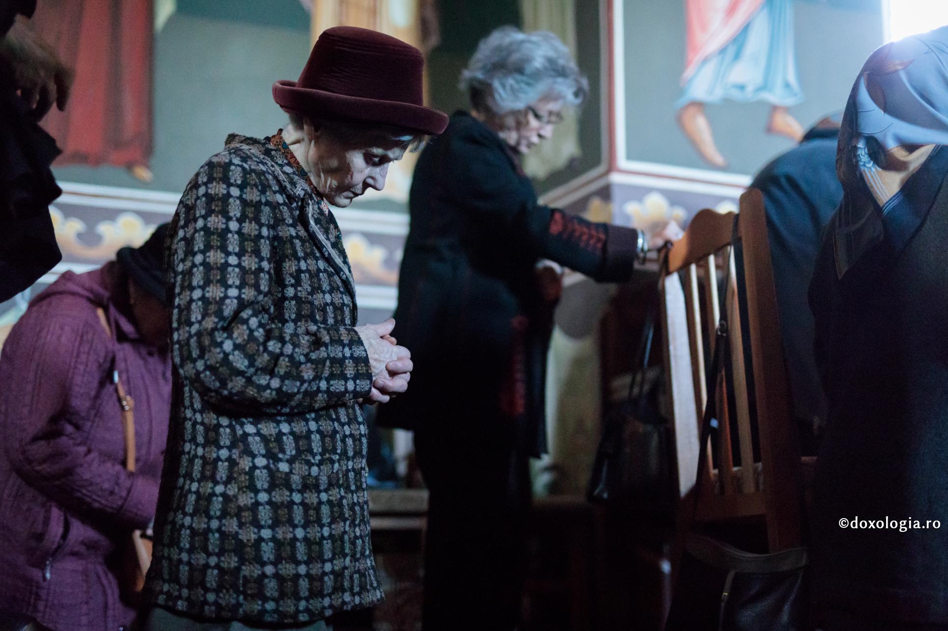 credincioși în biserică