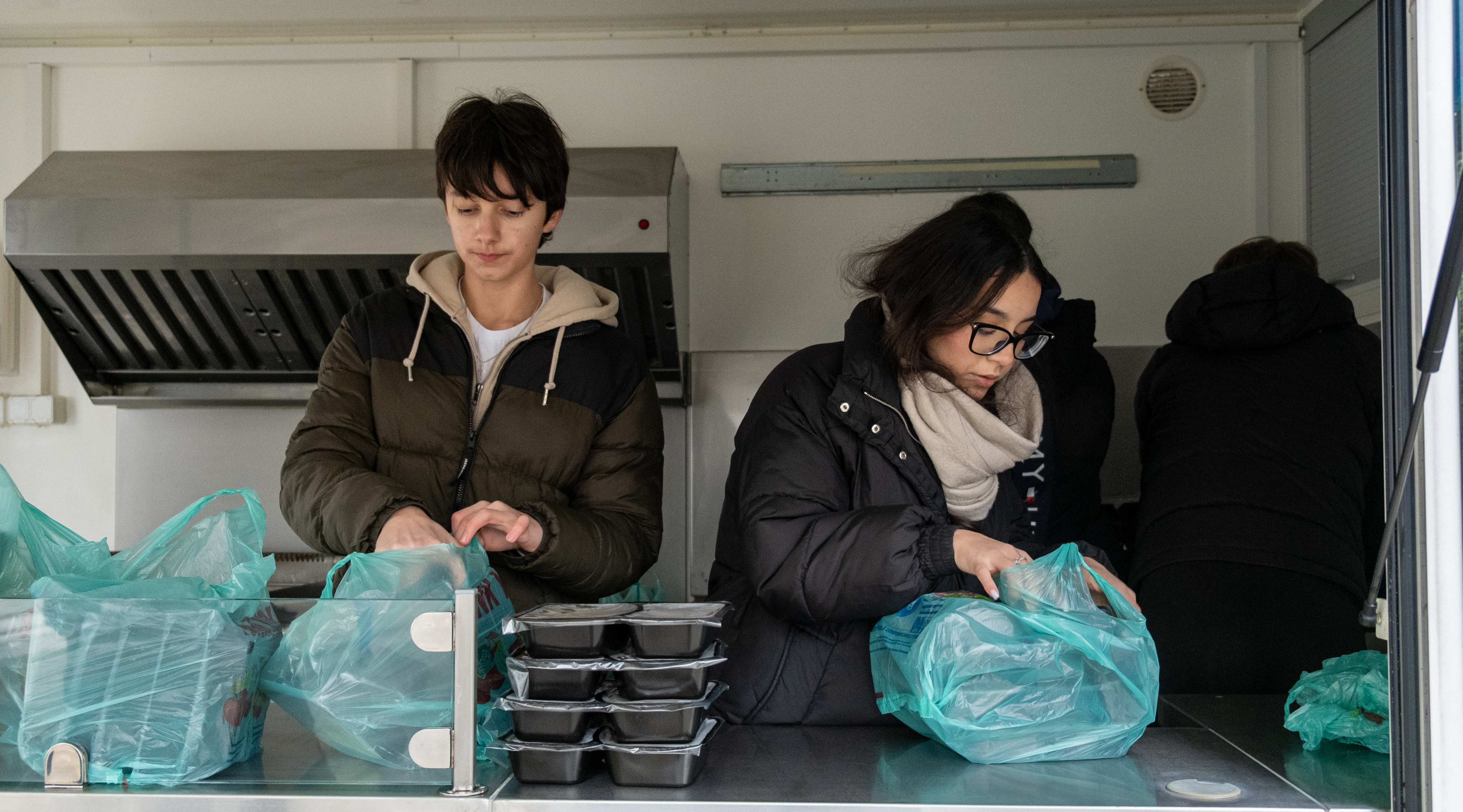 Milostenia pusă în faptă: Elevii Liceului „Varlaam Mitropolitul” au oferit mese calde și pachete umanitare persoanelor vulnerabile din Iași