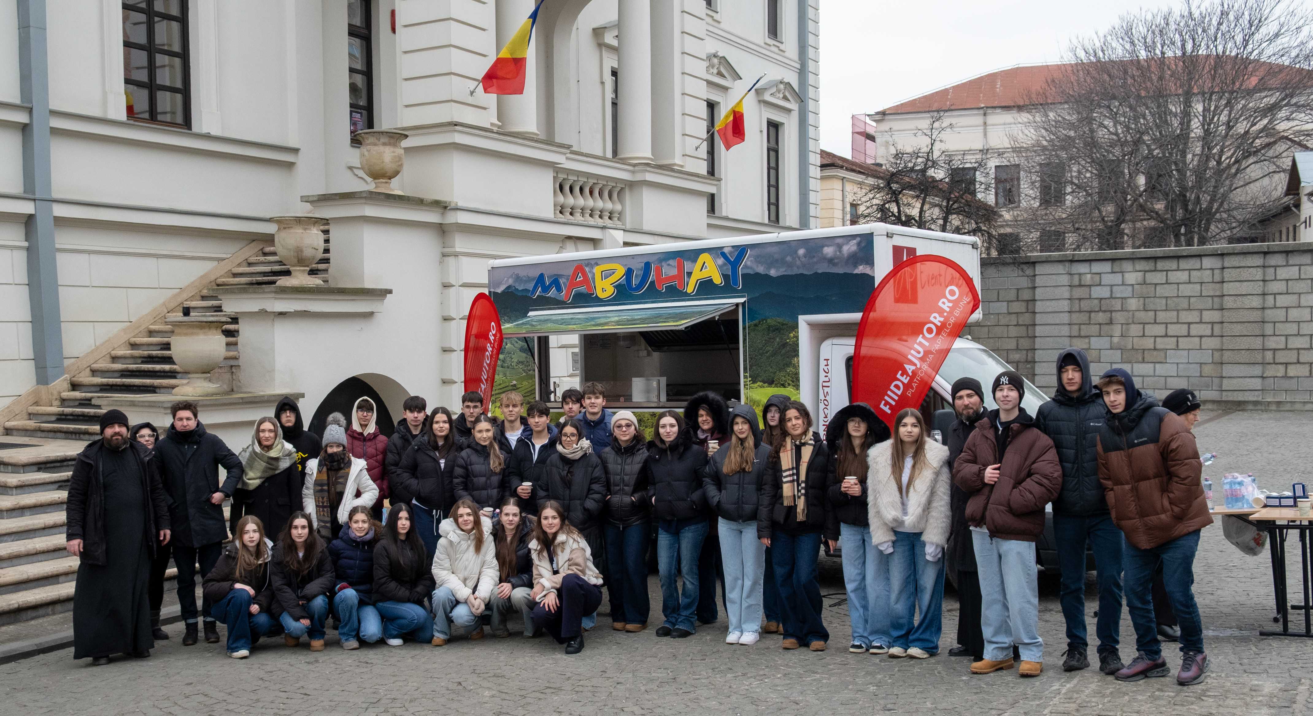 Milostenia pusă în faptă: Elevii Liceului „Varlaam Mitropolitul” au oferit mese calde și pachete umanitare persoanelor vulnerabile din Iași