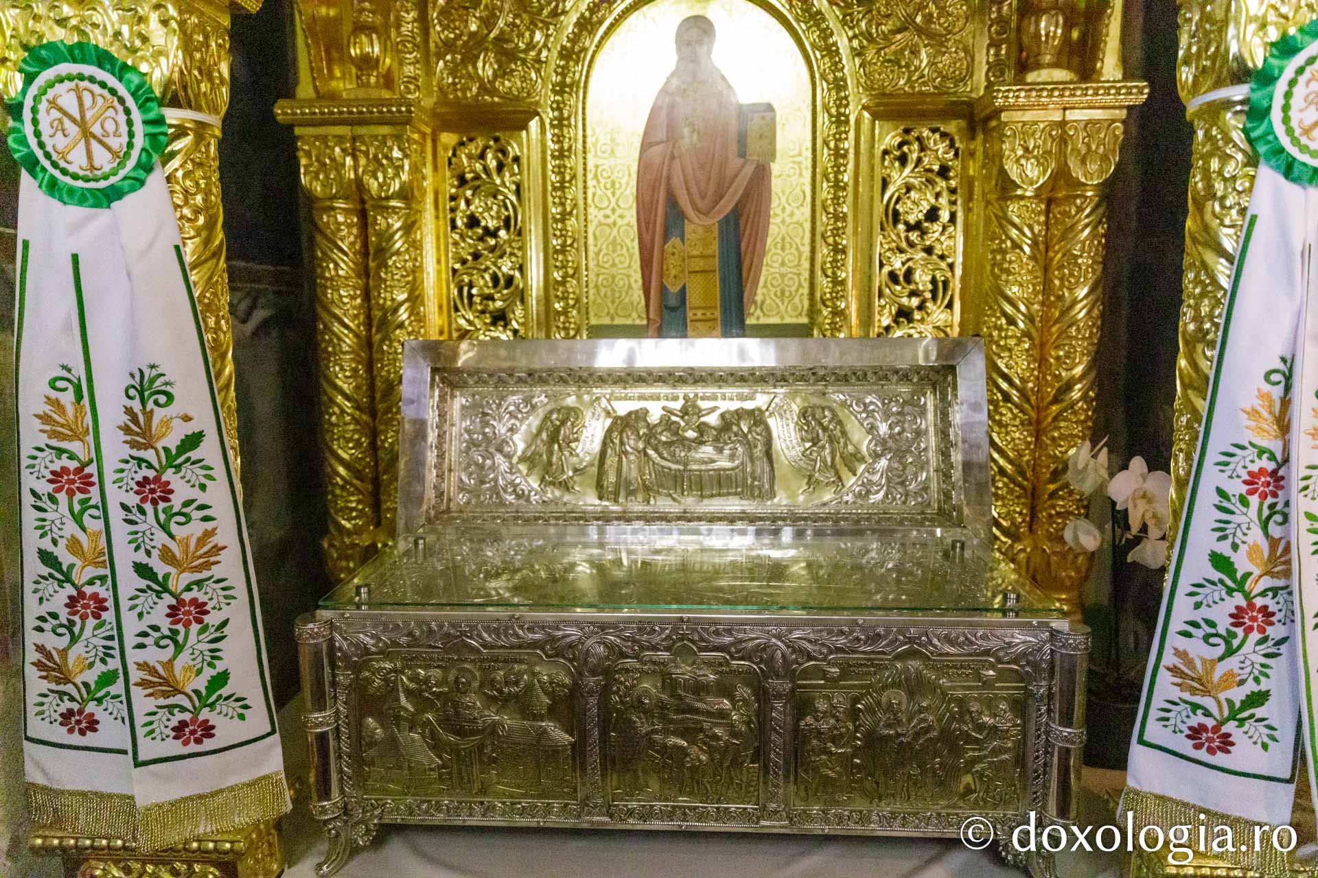 Racla cu moaște Sfântului Cuvios Nicodim de la Tismana