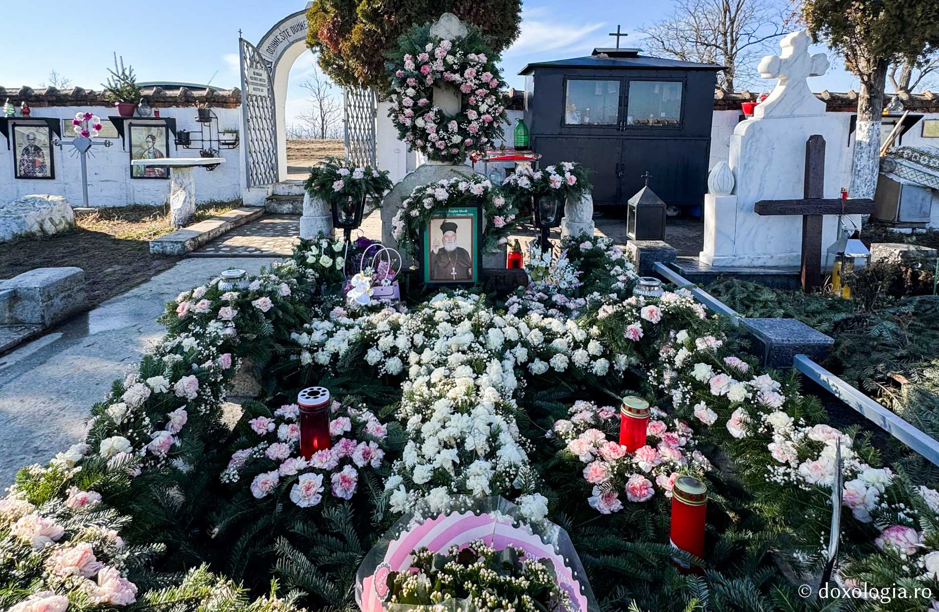 Clipe de tihnă la mormântul Părintelui Teofan Merlă