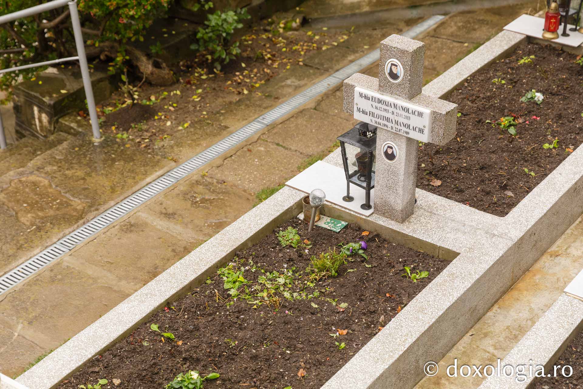 Mormântul Sfintei Cuvioase Filotimia de la Râmeț