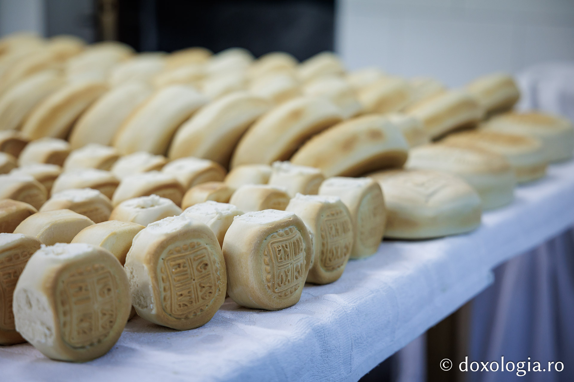 (Fotoreportaj) Un pumn de făină și o fărâmă de Rai: Am fost să vedem cum se fac prescurile la subsolul Catedralei din Iași