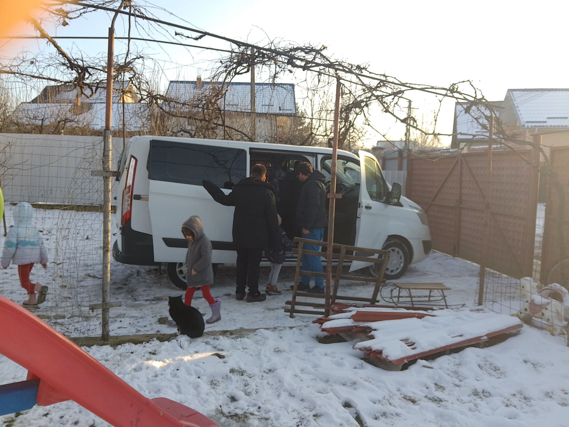 Un început de an cu bucurie pentru o familie cu zece copii din județul Neamț