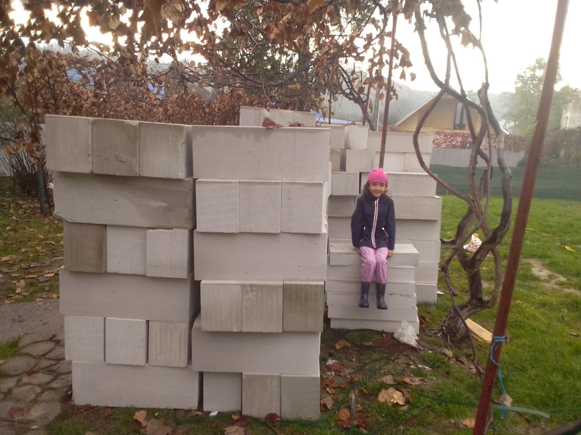 Un început de an cu bucurie pentru o familie cu zece copii din județul Neamț