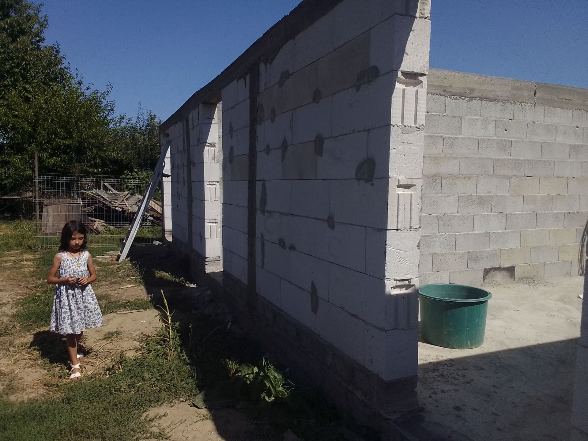 Un început de an cu bucurie pentru o familie cu zece copii din județul Neamț