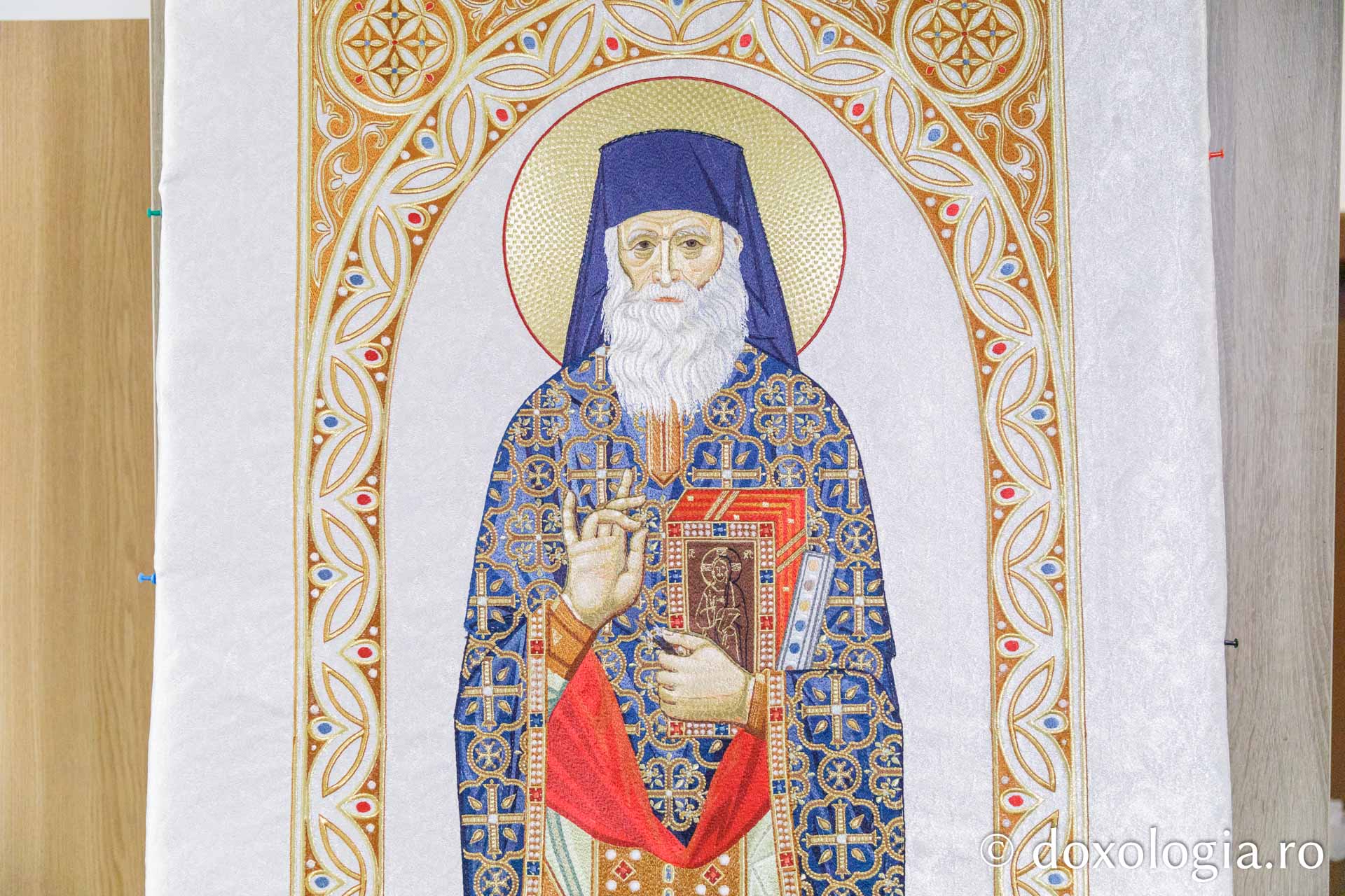 Cum a luat naștere veșmântul Sfântului Sofian de la Antim – relatare din atelierul Mănăstirii Copou