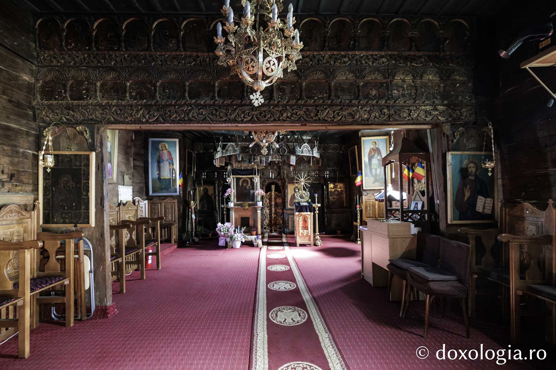 Interiorul bisericii de lemn din Jigoreni