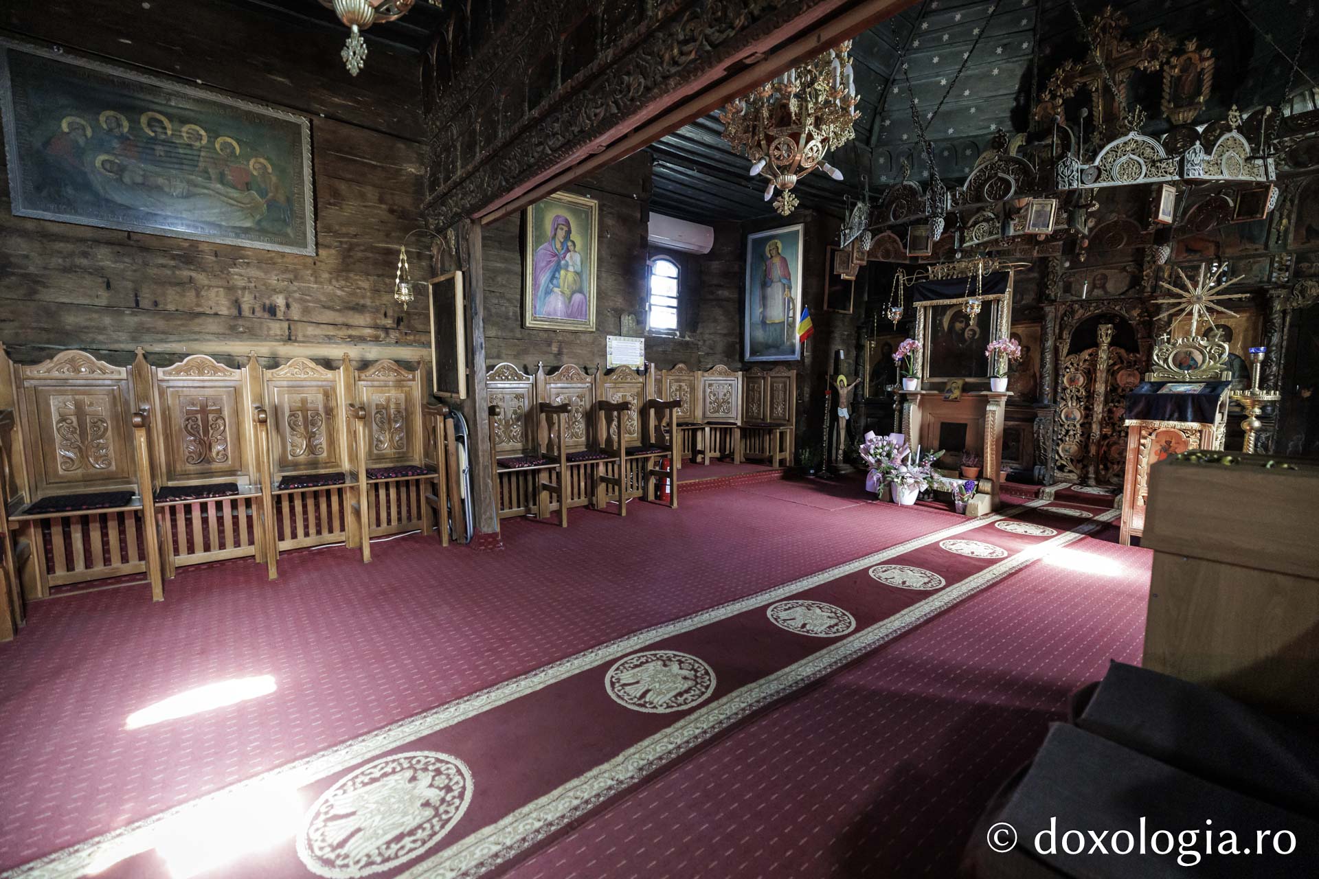 Interiorul bisericii de lemn din Jigoreni