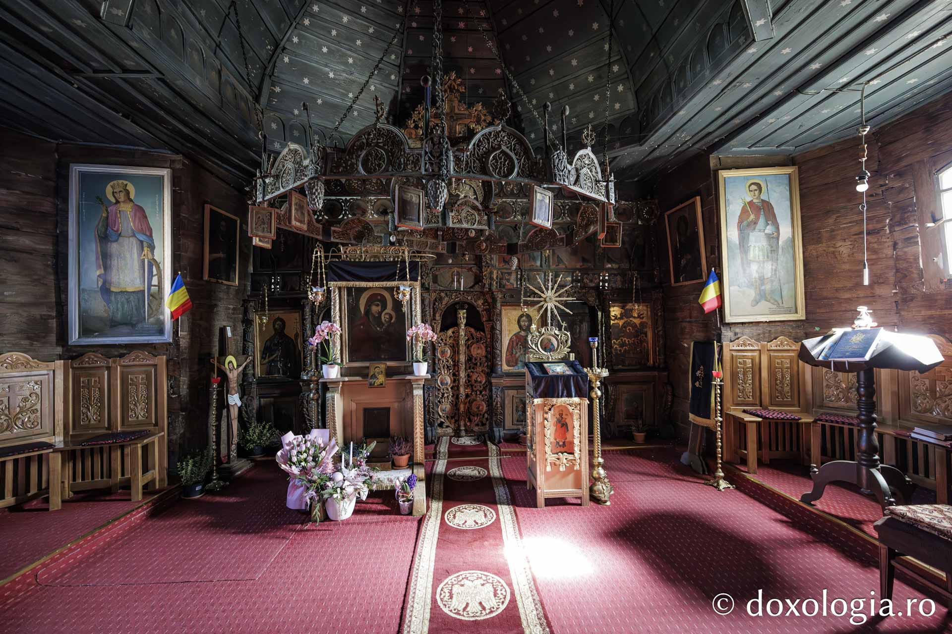 Interiorul bisericii de lemn din Jigoreni