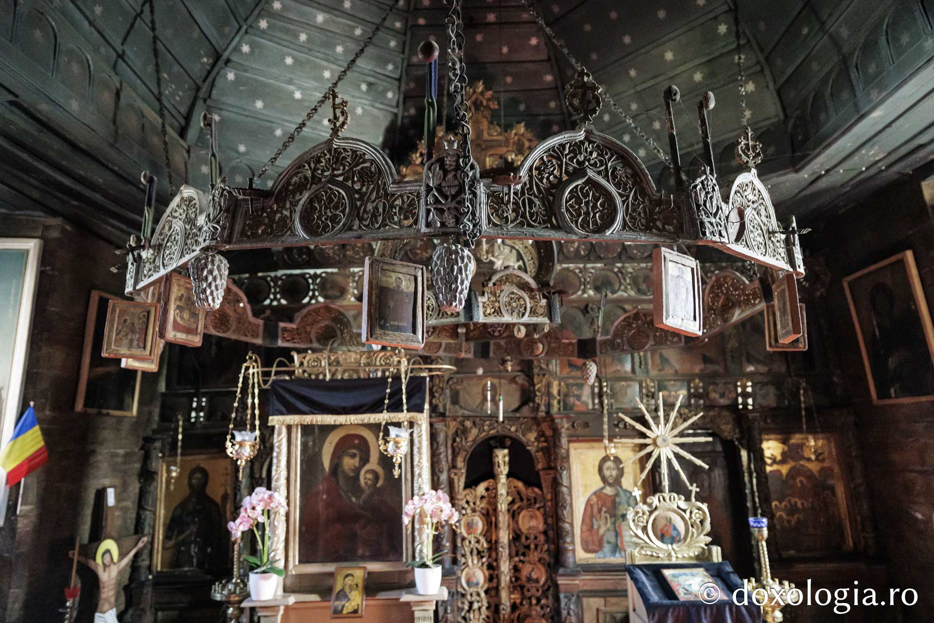 Candelabrul de lemn din biserica din Jigoreni