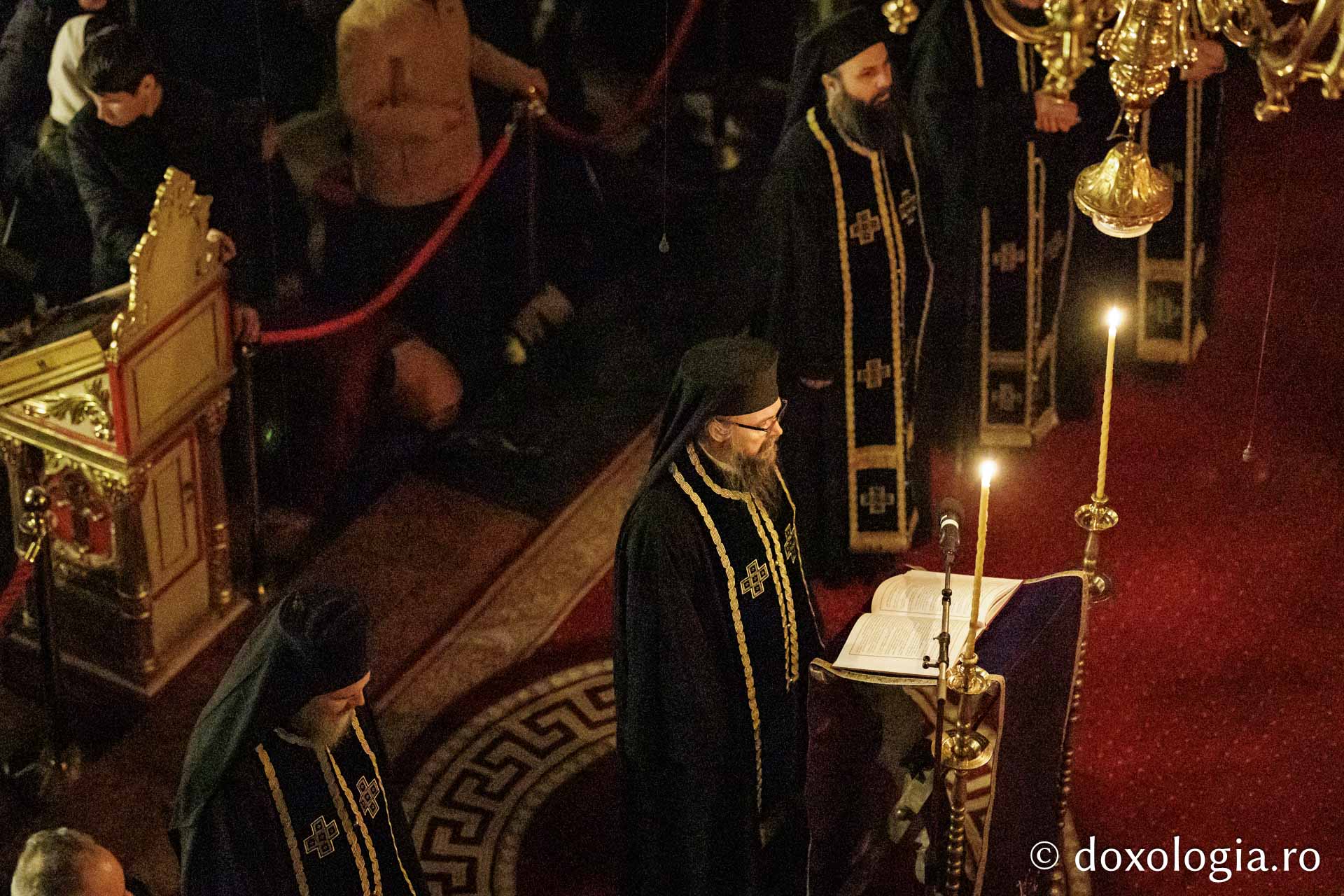 Prima denie din acest an, la Catedrala Mitropolitană: „Starea de pocăință înseamnă privirea fiecăruia în biografia proprie, sesizând prezența întunericului, a mormântului, a păcatului, a fărădelegii”