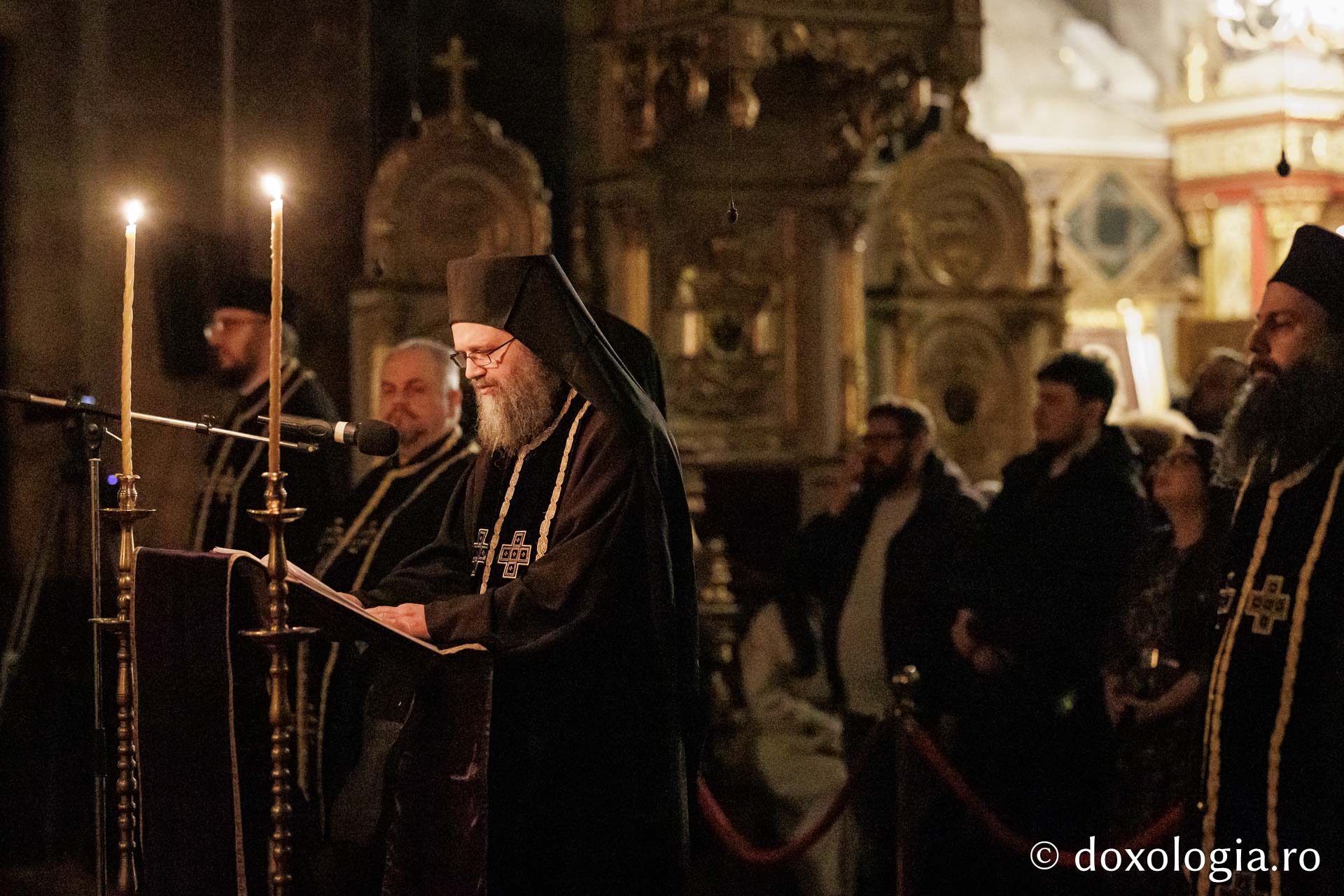 Prima denie din acest an, la Catedrala Mitropolitană: „Starea de pocăință înseamnă privirea fiecăruia în biografia proprie, sesizând prezența întunericului, a mormântului, a păcatului, a fărădelegii”