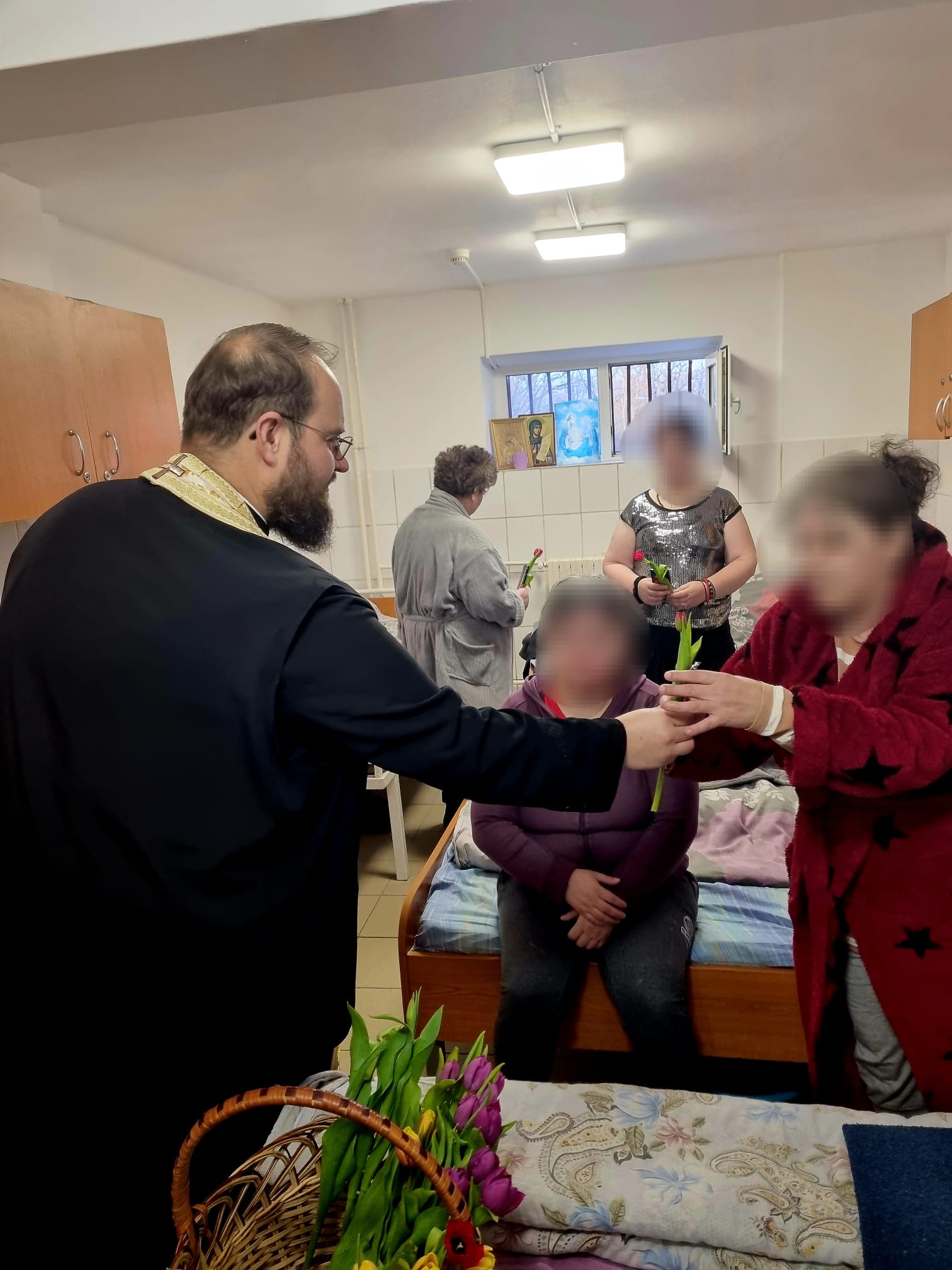 Bucurie și mângâiere pentru pacientele Spitalului Pădureni – Grajduri, de Ziua Femeii