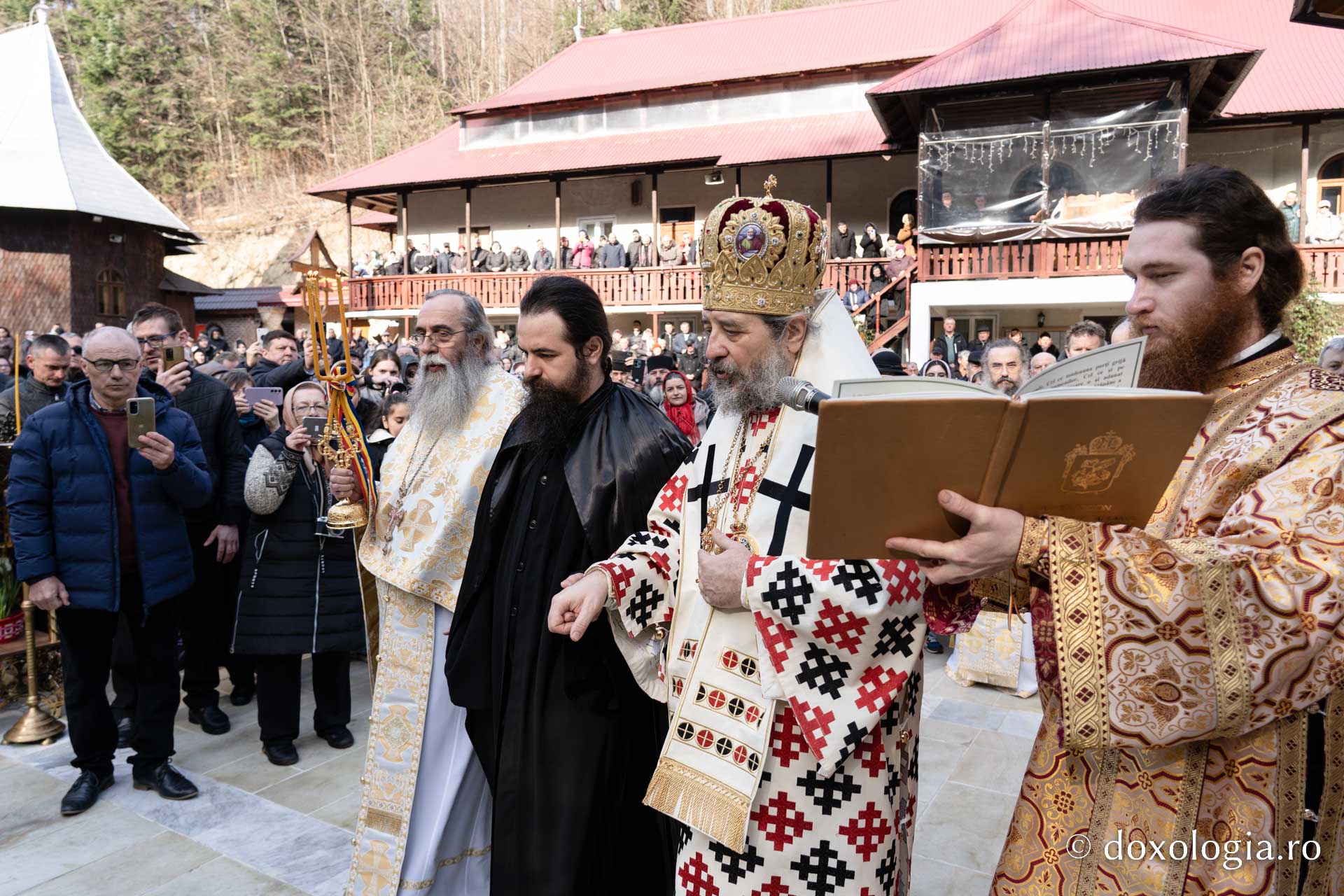 (Foto) Sub semnul Sfintei Cruci: un nou stareț la Mănăstirea Brusturi din județul Neamț