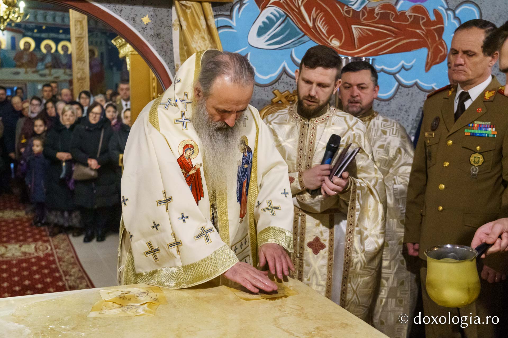 Militarii, în rugăciune în Duminica Sfintei Maria Egipteanca, Capela militară din Piatra Neamț, resfințită de IPS Teofan